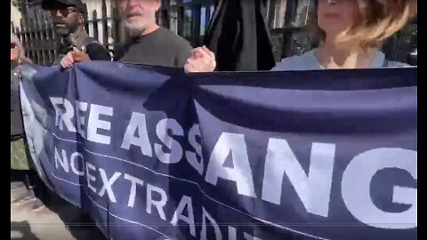 FREE ASSANGE - LIBEREN A ASSANGE