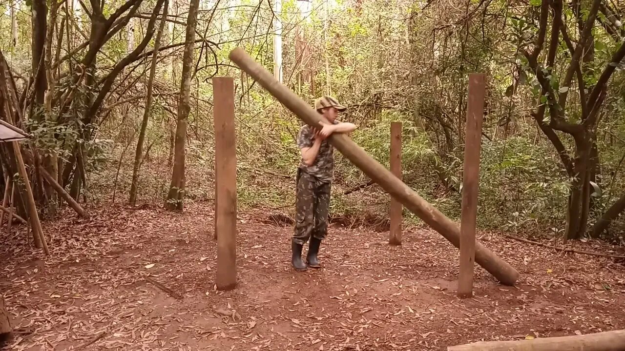 Construindo uma Cabana de Madeira na Floresta - Bushcraf