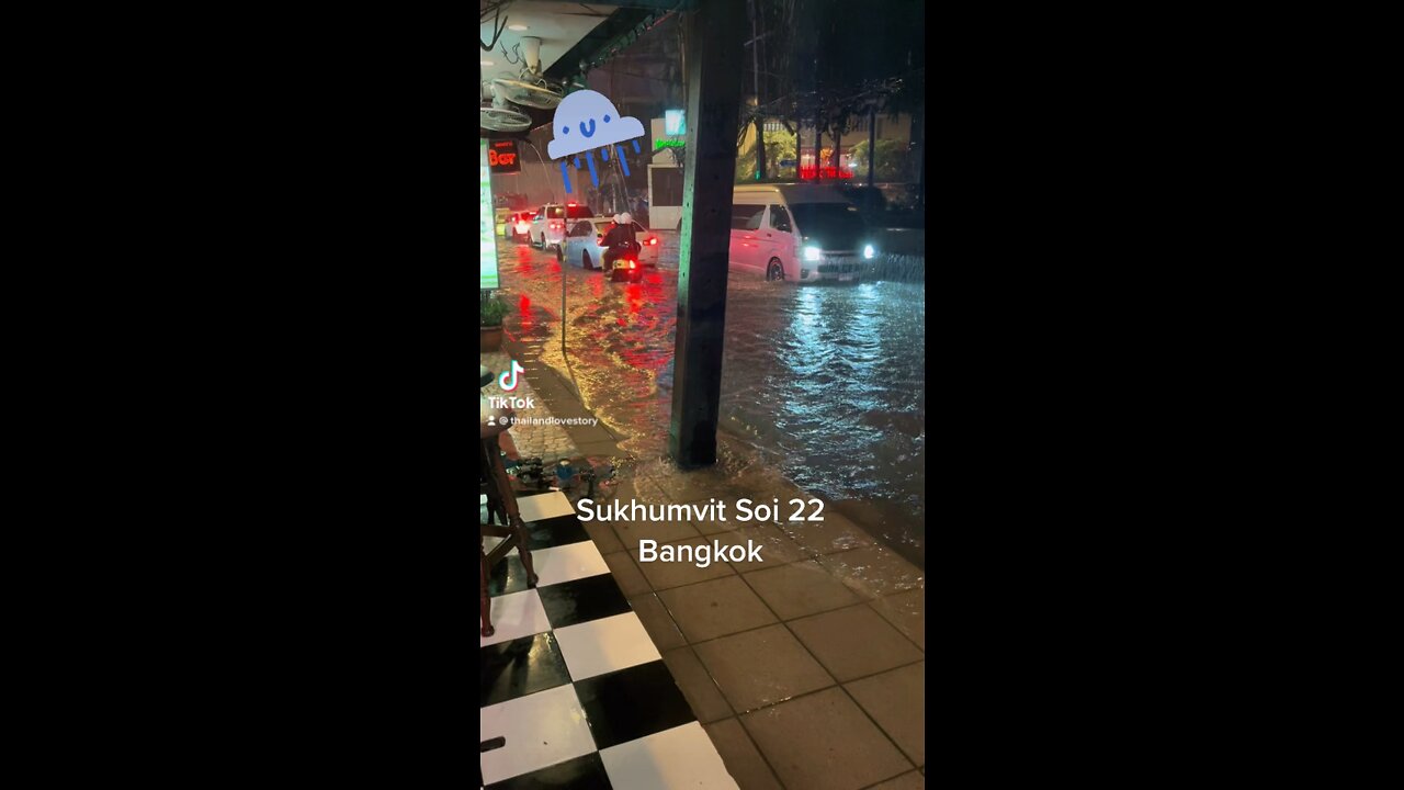 Bangkok Floods - Sukhumvit 22