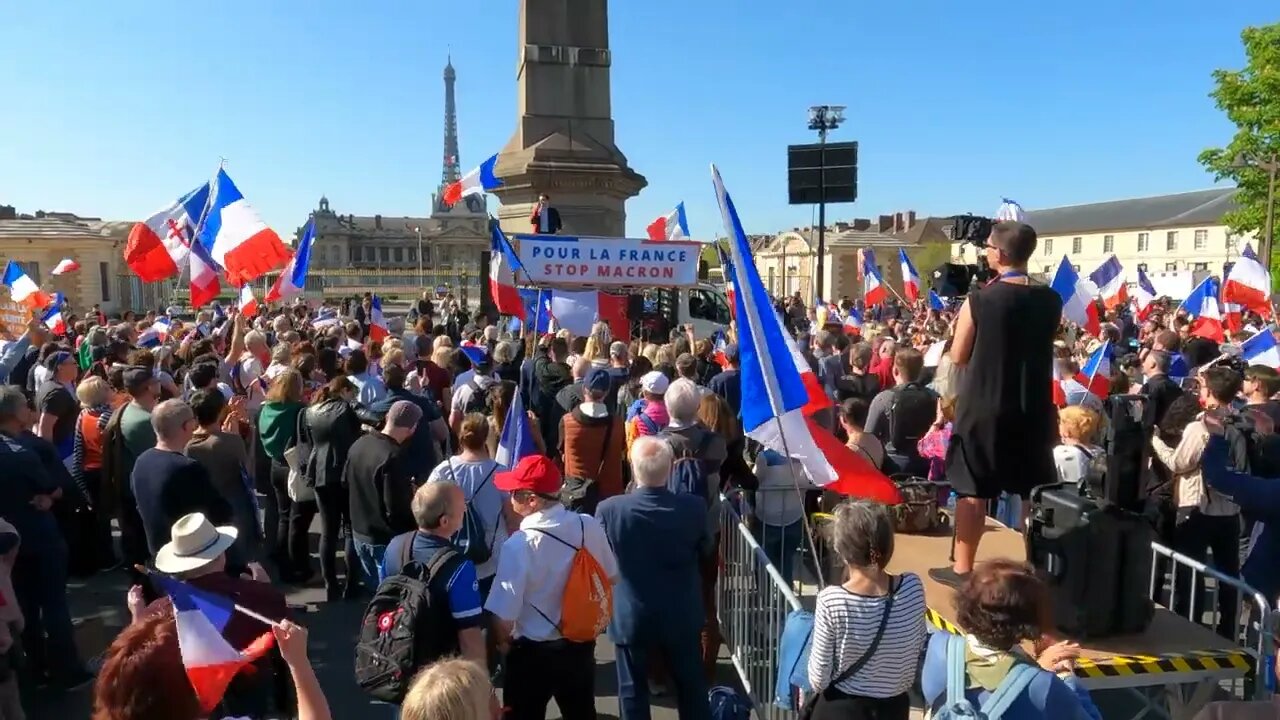 Manifestation anti Macron #MAM Place de Fontenoy à Paris le 16/04/2022 - Vidéo 14