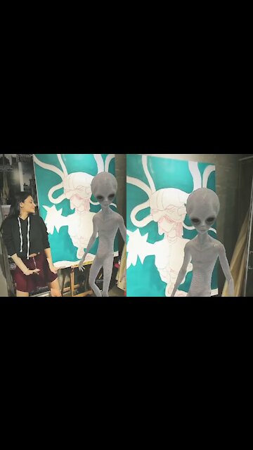 She is dancing with an Alien - Funny clip