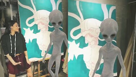 She is dancing with an Alien - Funny clip