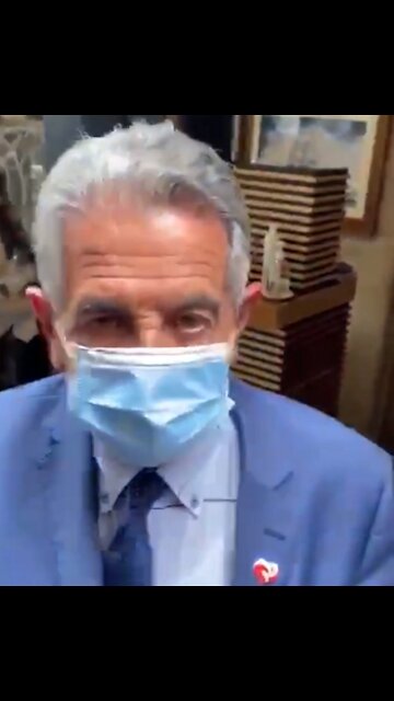 Pillan al "mentiroso" presidente Revilla comiendo y fumando puros en un bar