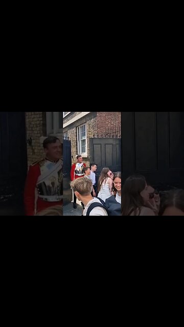 Horse guards man at the gate poses for a picture #horseguardsparade
