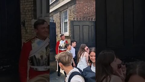 Horse guards man at the gate poses for a picture #horseguardsparade