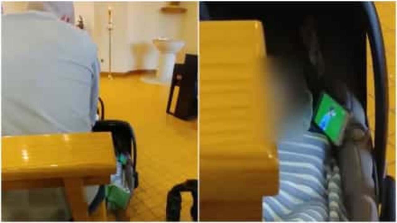 이 남자가 믿는 진정한 종교는 축구일지도 모릅니다!