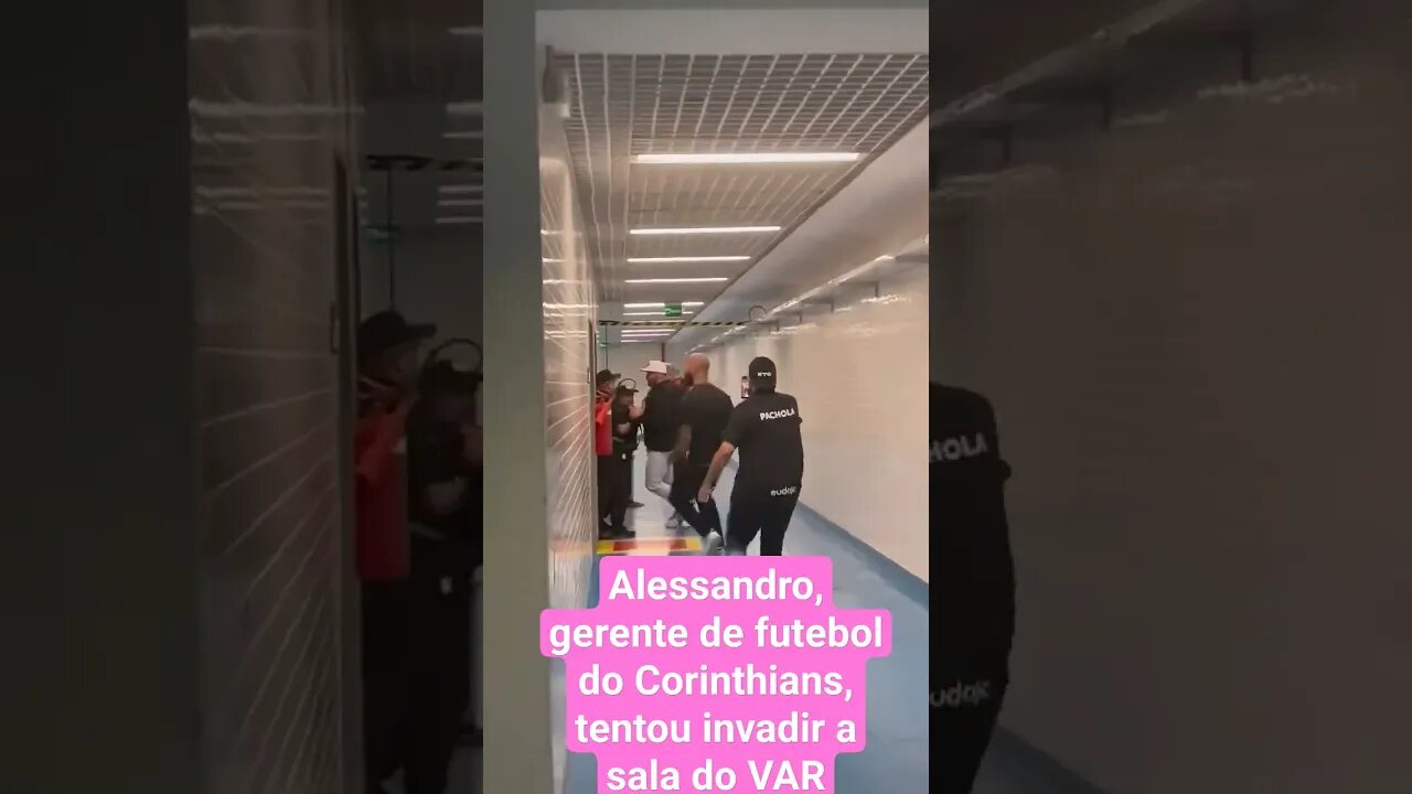 Alessandro, gerente de futebol do Corinthians, tentou invadir a sala do VAR para reclamar...