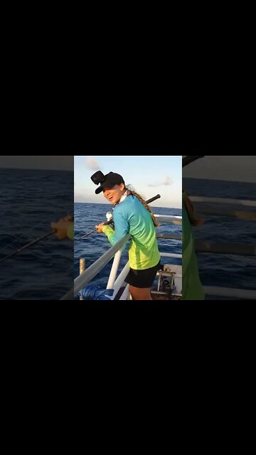 Reeling up a Fish in Deep Water #shorts