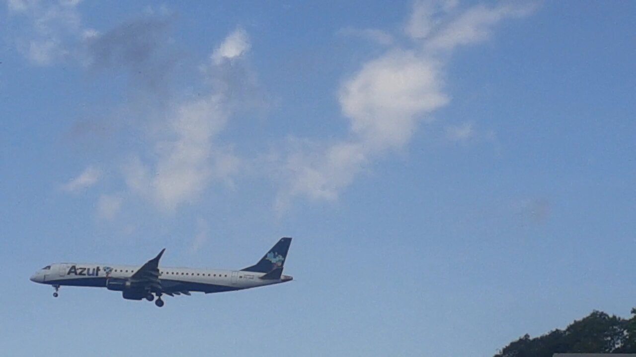 Embraer 195 PR-AUE coming from Santarém to Manaus