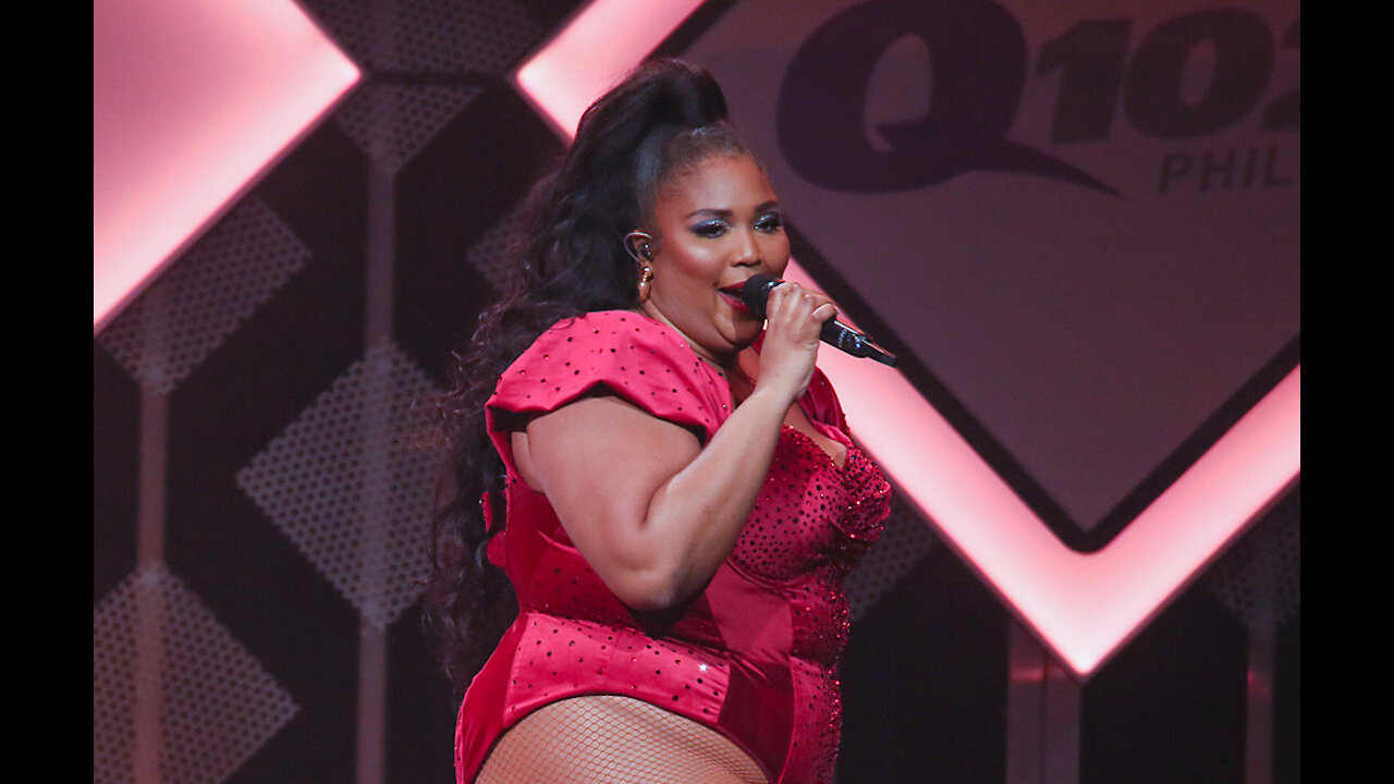 Lizzo wears $8 lashes to the Grammy Awards
