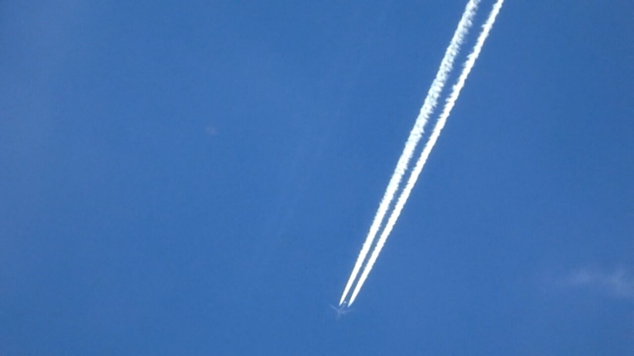 07.07.2022 (1053 and 1059) NEUK - Comparing Lufthansa Trails