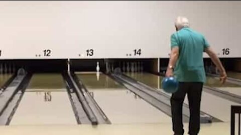 Au bowling, ce vieil homme aurait-il un pouvoir magique?