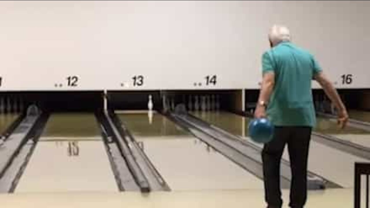Au bowling, ce vieil homme aurait-il un pouvoir magique?