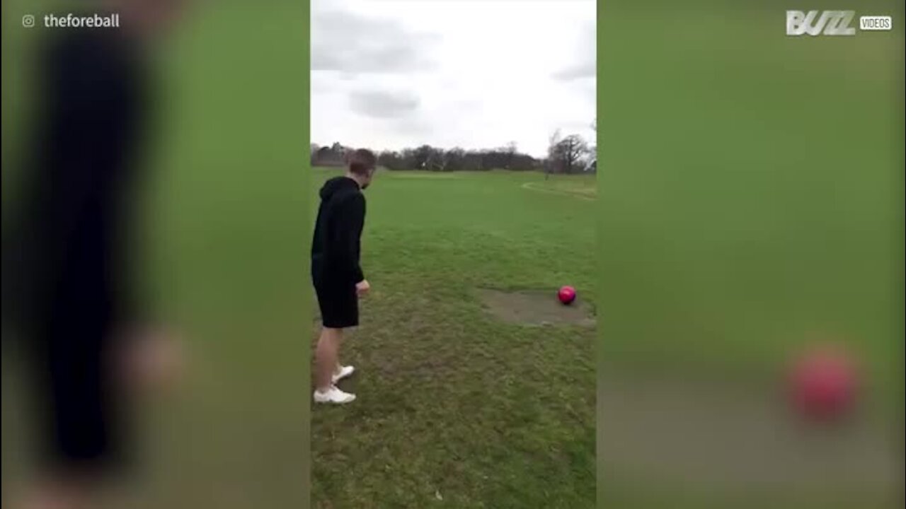 Cette partie de "footgolf" finit par une jolie chute