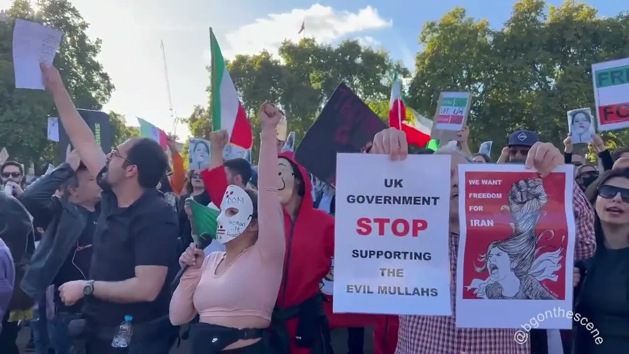 Crowd out in Central London this afternoon protesting the death of woman in Iranian police custody