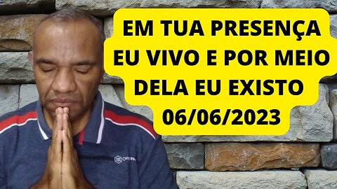 EM TUA PRESENÇA EU VIVO E EXISTO