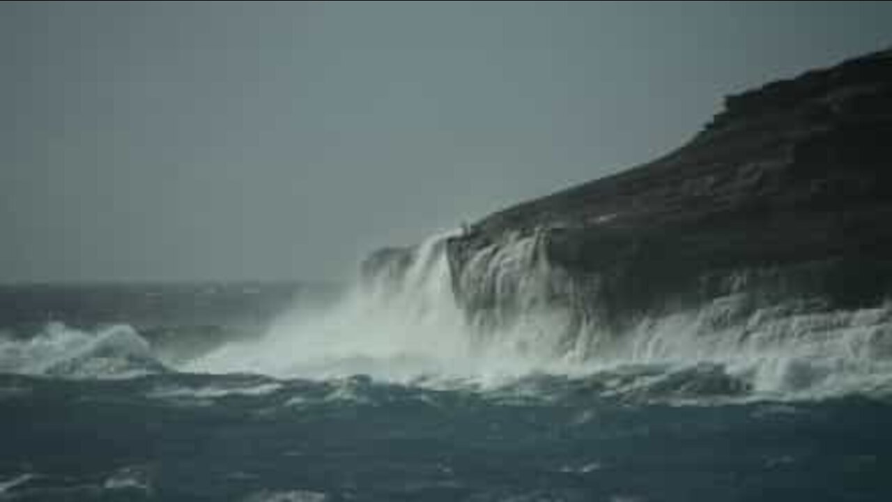 Man risks his life on cliff to film breaking waves