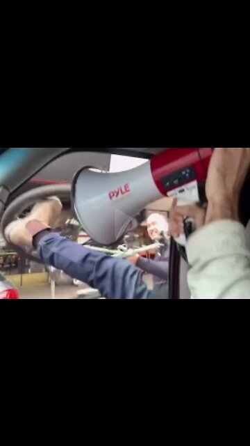 This guy is EPIC, even though he was attacked he handled it well