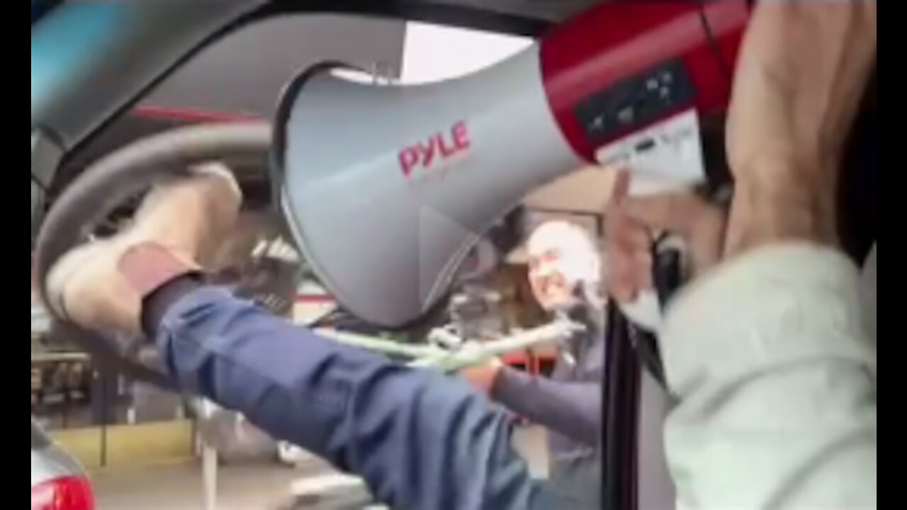 This guy is EPIC, even though he was attacked he handled it well