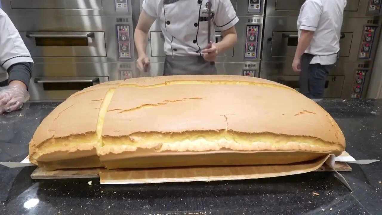 Original Jiggly Cake Cutting