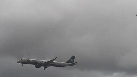 Embraer 195 PR-AUI na aproximação final antes de pousar em Manaus vindo de Santarém(PA)