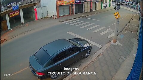 Flagra em Caratinga: Idoso fica ferido após levar chute nas costas na região central da cidade.