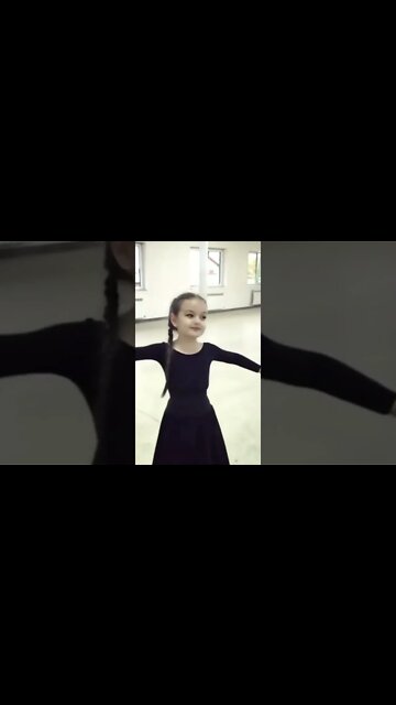 Маленькая Чеченская девочка красиво танцует лезгинка 2022 #shorts