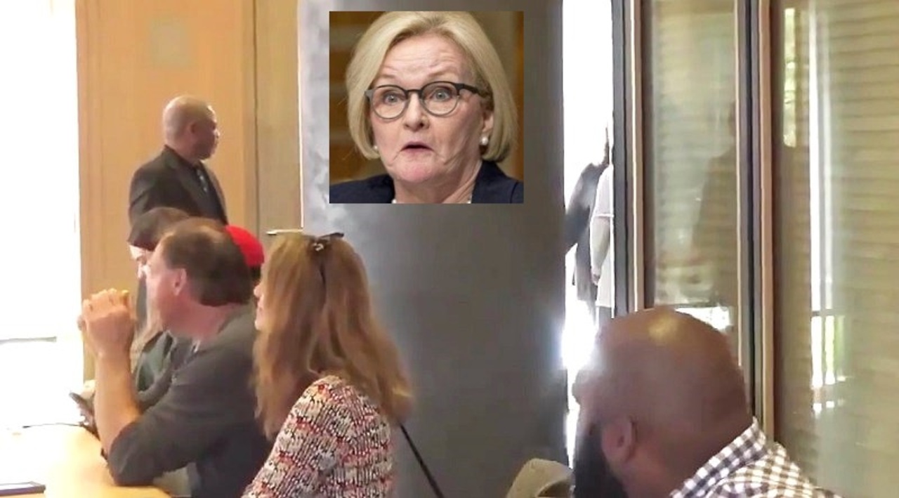 Missouri Democrat Claire McCaskill hides from press behind pillar