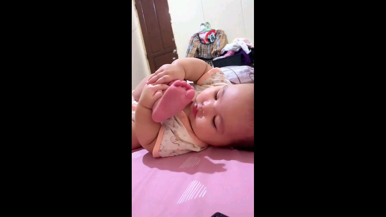 cute baby eating leg finger 😆🥰