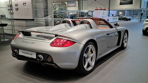 [8k] Porsche Carrera GT startup and Porsche Center Jönköping. V10 art 🤩