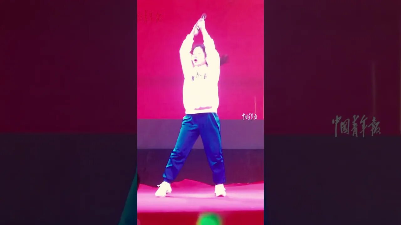 文艺汇演中，高二女生唱跳表演，引爆全场。