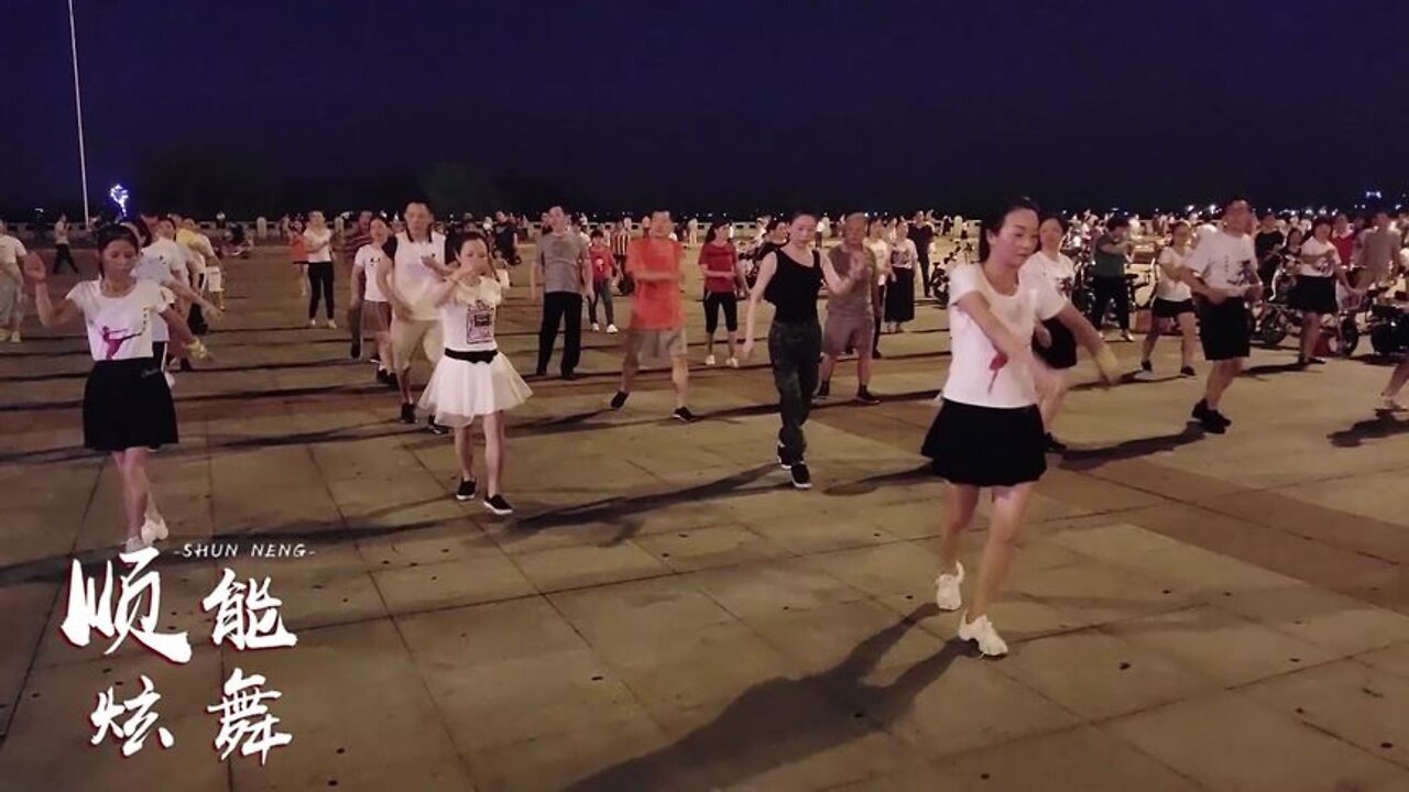广场舞《花桥流水》又火了，男女老少都能跳，时尚动感，简单欢快【順能炫舞團】