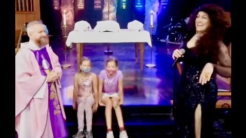 Drag Queen in Church with children 🫣