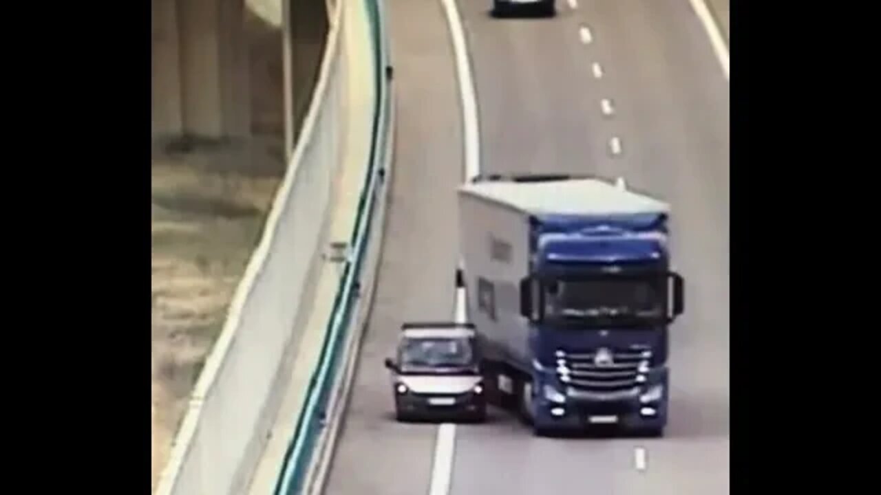 first truck was trying to setup the truck behind him 😳 #truck #funny