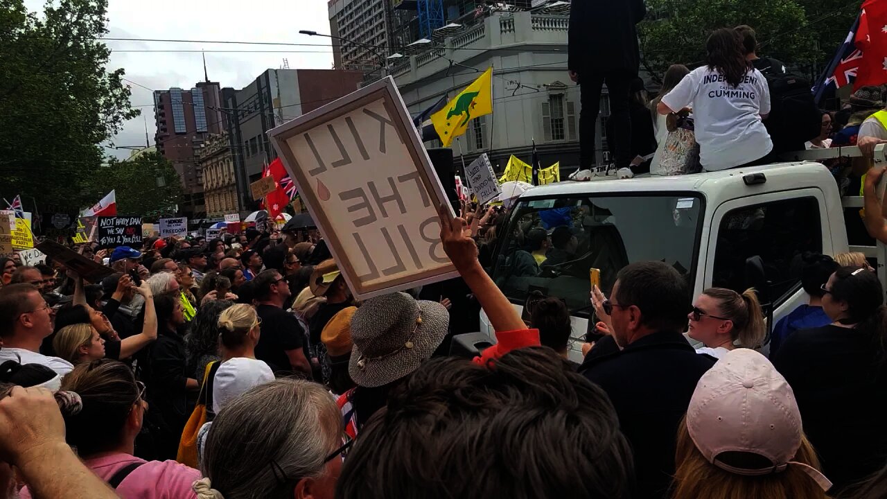 Craig Kelly speaks at Melbourne Protest