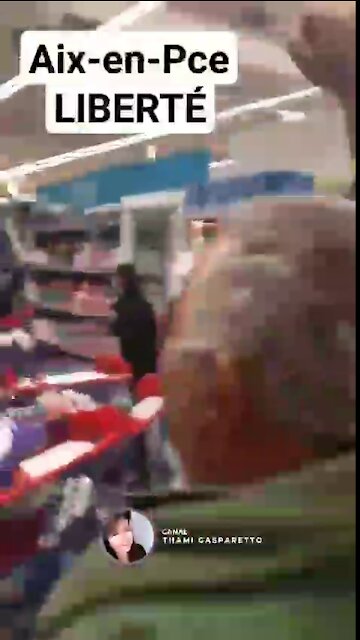 França: Em protesto contra o passaporte da segregação/vacina, os franceses entram nas lojas...