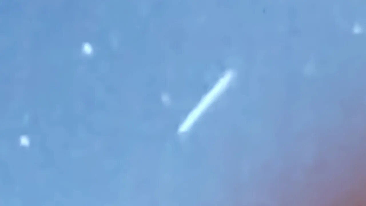 Very bright Cigar UFO flyby