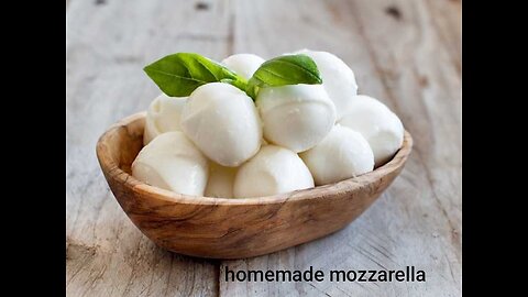 Homemade mozzarella cheese with only milk and white vinegar