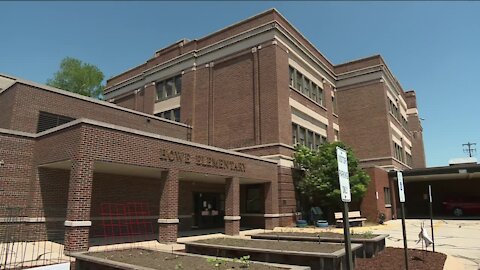 Brown County United Way gives new books to Howe Community School students