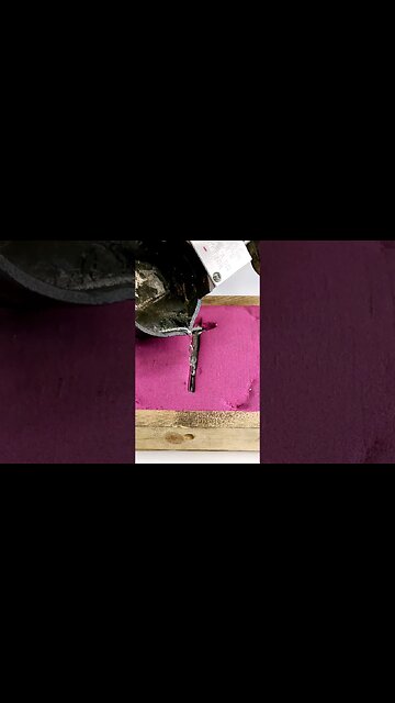 Pouring Molten Metal on Kinetic Sand #shorts #shortsfeed #kineticsand