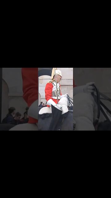 Guard shouts make way on horse back #horseguardsparade