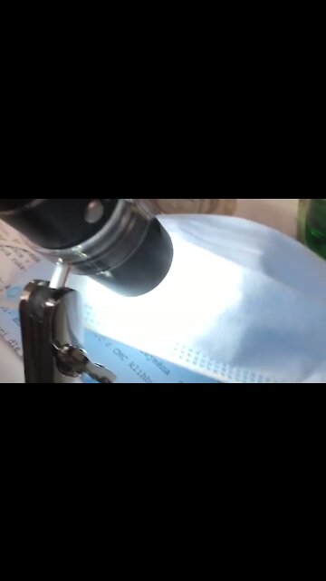 Mikroskop zachytil morgellona na chirurgické roušce, ten se začal hýbat, když se na něj dýchlo!