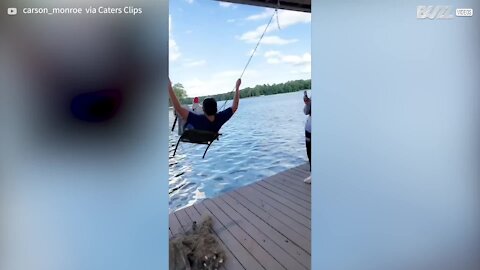 Une balançoire improvisée termine en bain glacé