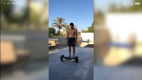 Cet acrobate parvient à faire l'équilibre sur un hoverboard