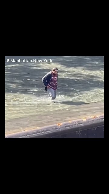 UNKNOWN MAN JUMPS INTO 30 FOOT NORTH POOL AT 9/11 MEMORIAL🌇⛲️🚷🚓🚑💫
