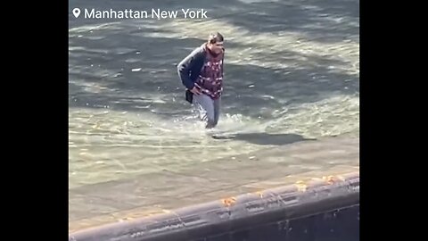 UNKNOWN MAN JUMPS INTO 30 FOOT NORTH POOL AT 9/11 MEMORIAL🌇⛲️🚷🚓🚑💫