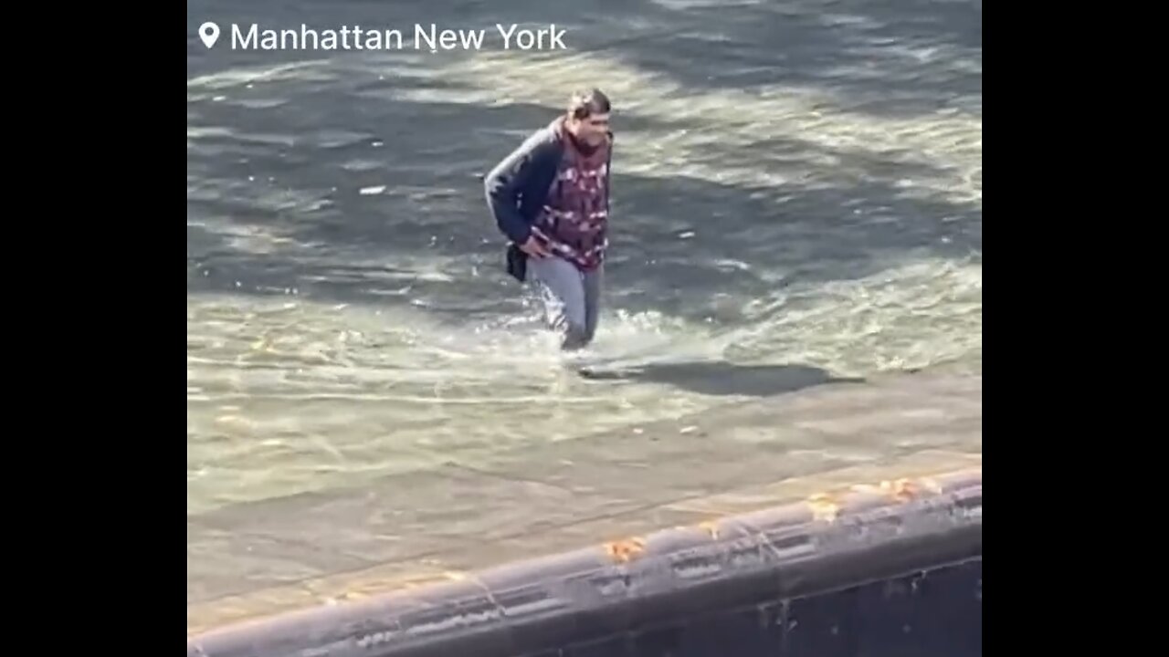 UNKNOWN MAN JUMPS INTO 30 FOOT NORTH POOL AT 9/11 MEMORIAL🌇⛲️🚷🚓🚑💫