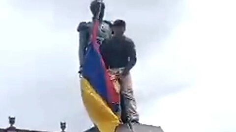 🛑Miembros de las Reservas, quitaron banderas de la guarda Indígena del monumento de Simón Bolívar 👇