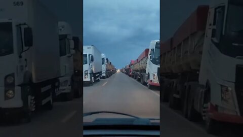 Agora a coisa ficou séria, o Daniel não quer ir pra escola. Bora ajudar o Daniel, caminhoneiros!