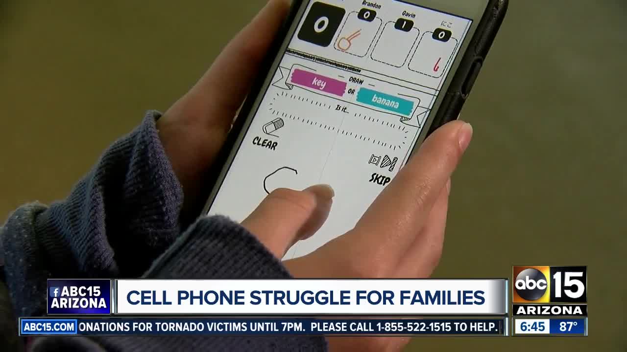 Expert recommends starting kids off with phones slowly